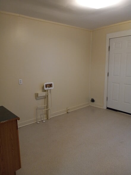 Building Photo - 208 W Davidson Ave