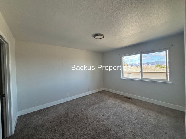 Building Photo - Updated three-bedroom unit in North Salinas