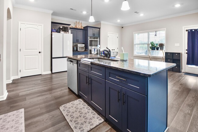 Building Photo - Pet Friendly Four Bedroom with Bonus!