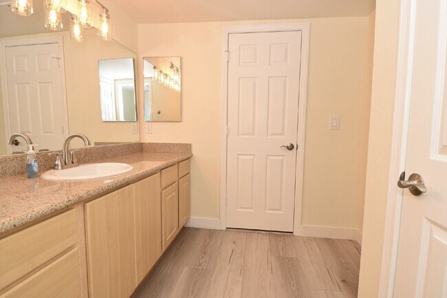 Building Photo - Charming 2nd Floor Unit In Gated Community!