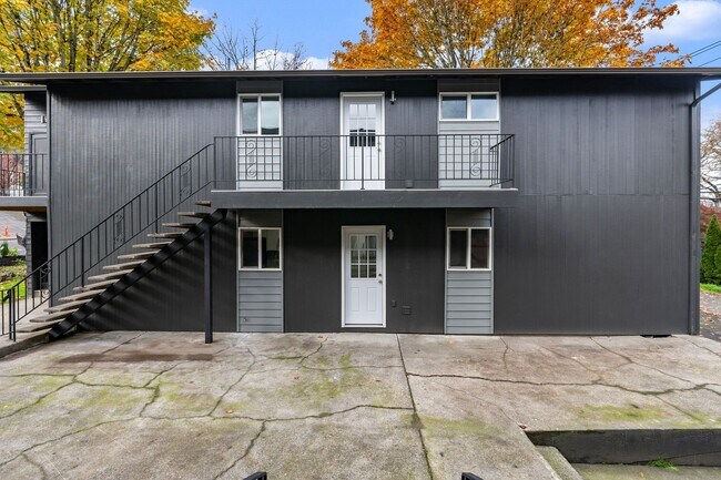 Building Photo - Charming, newly renovated West Linn apartment