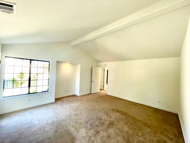 Building Photo - Prestigious Elkhorn Estates Home