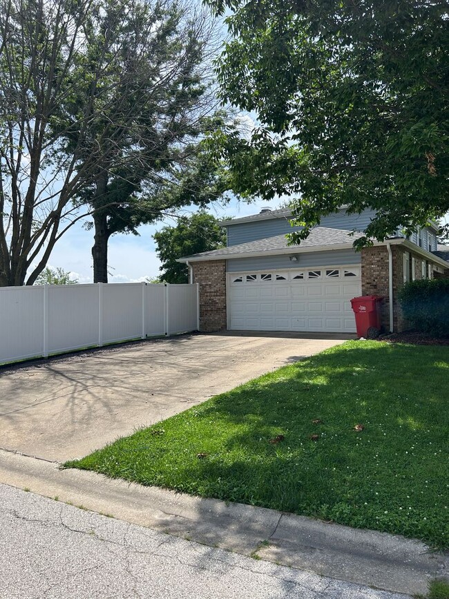 Building Photo - 537 Windrift Dr
