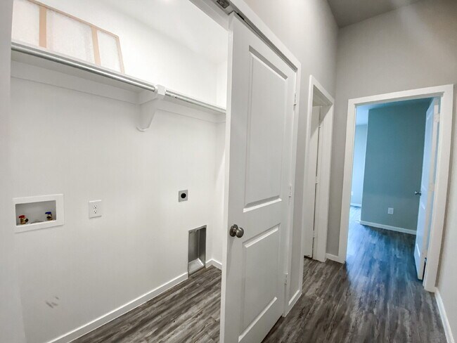 Building Photo - Luxurious Duplex in Frenship ISD!
