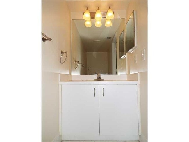 Building Photo - 741 N Pine Island Rd