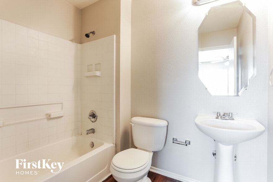 Building Photo - 6118 Veranda Way