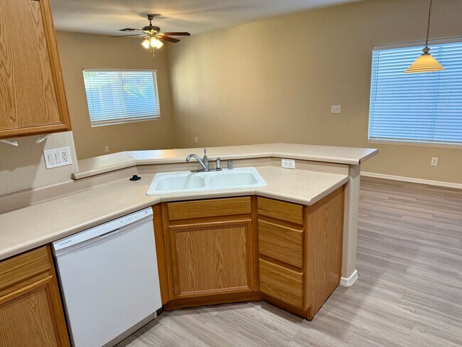 Building Photo - 3 Bedroom | 2 Bath - San Tan Ranch Single Level Home