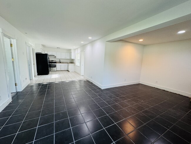 Building Photo - 209 E Main St