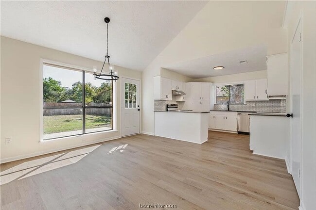 Building Photo - Take a look at this 3 bedroom 2 bath home