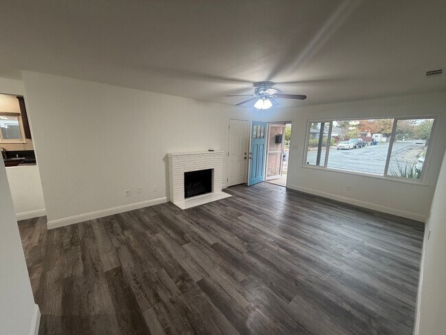 Building Photo - 3 Bedroom | 1 Bathroom | Home in Sacramento