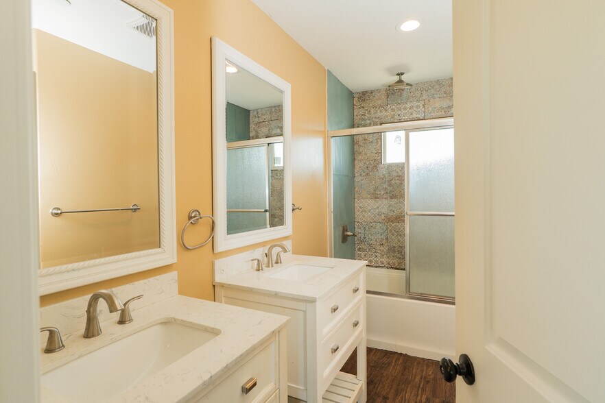 Master bathroom - 938 S Bernal Ave