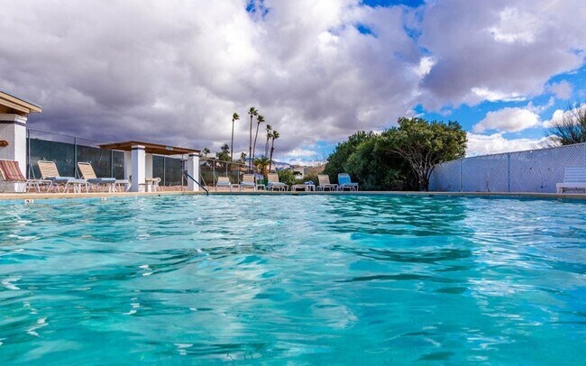 Building Photo - Beautiful updated condo in Los Lagos Upstairs unit.