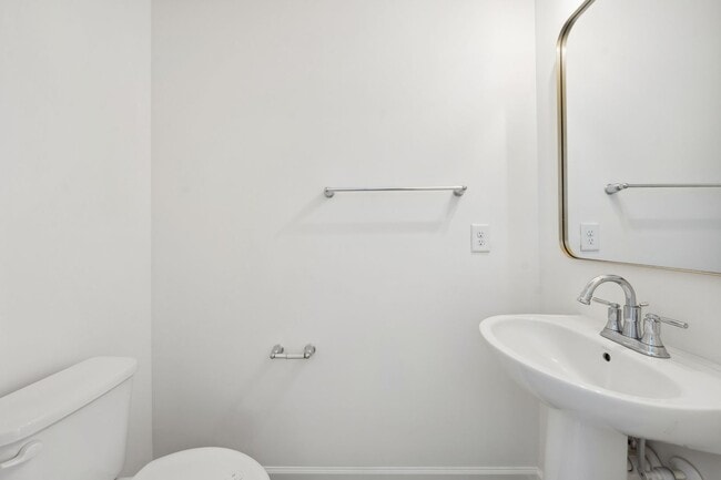 Building Photo - Light and bright 4 bed/ 2,5 bath with fenced back yard and practical glamour!