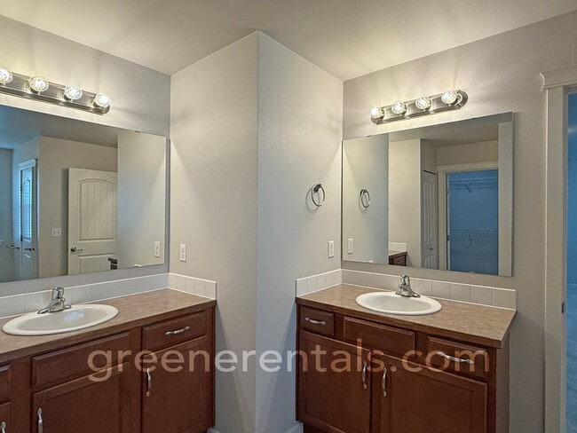 Building Photo - 4BR/2.5BA with Bonus Loft and Den in Lacey