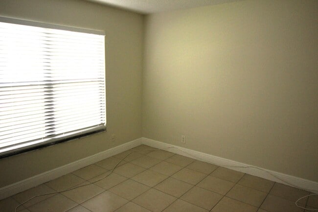 Building Photo - 1513 Lake Crystal Dr