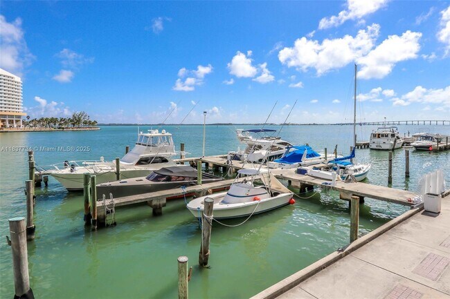 Building Photo - 825 Brickell Bay Dr