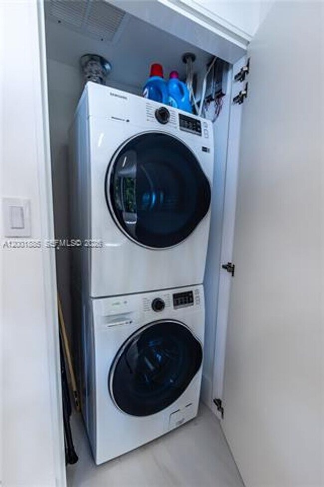 Building Photo - 3600 Mystic Pointe Dr