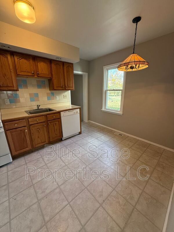 Building Photo - 105 W Broadway Ave