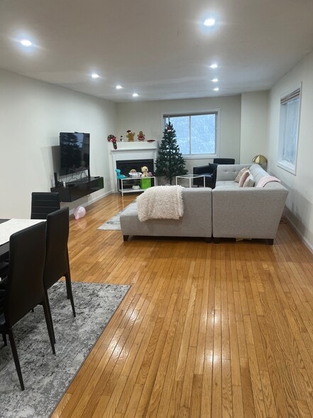 Building Photo - 411 Captain Eames Cir