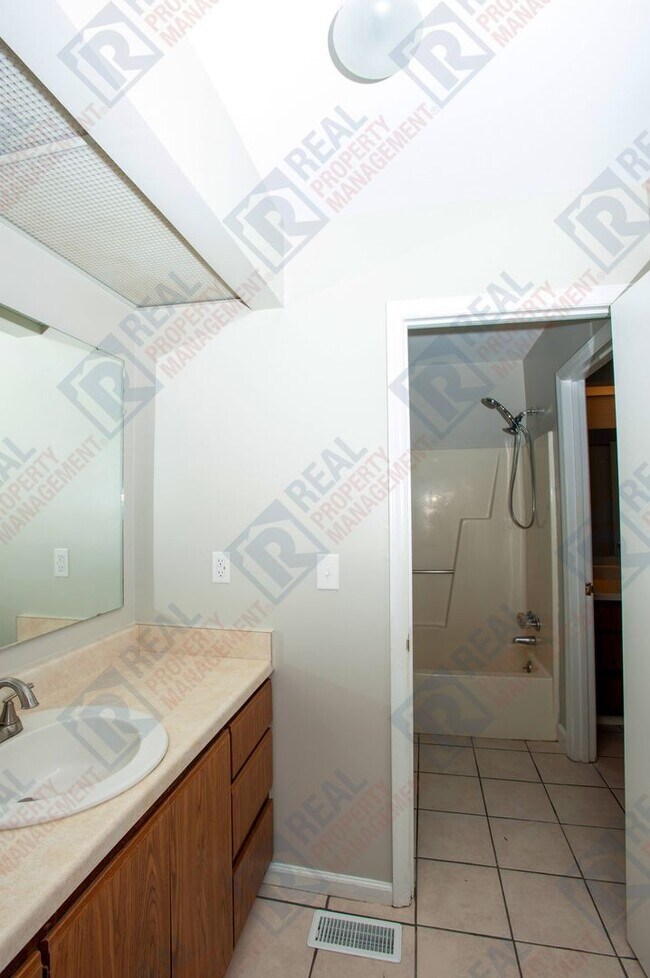 Building Photo - $1790 for Beautiful Durham Townhouse for Rent
