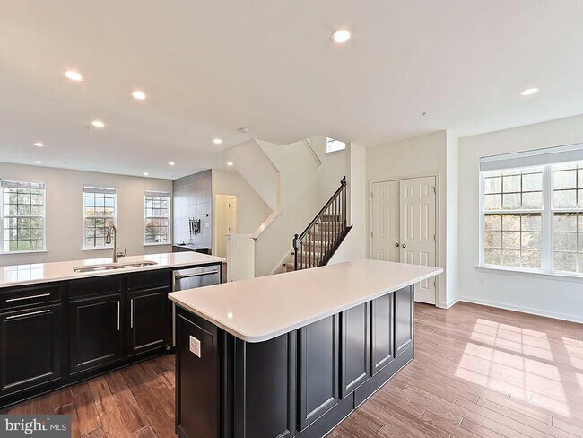 Building Photo - 523 Chestnut Ct