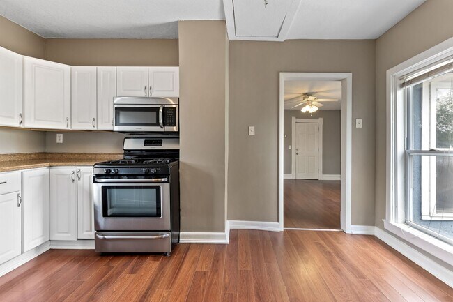 Building Photo - 3BR/1Bath + Office Area Available Sept 12t...