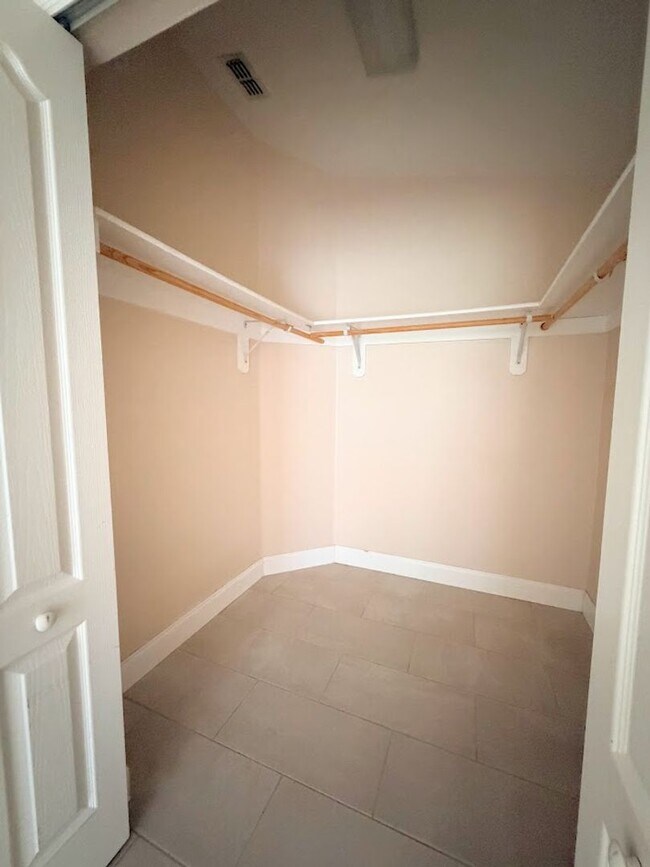Building Photo - LOTS OF ROOM IN THIS CUTE 3/2 HOME IN CLERMONT!