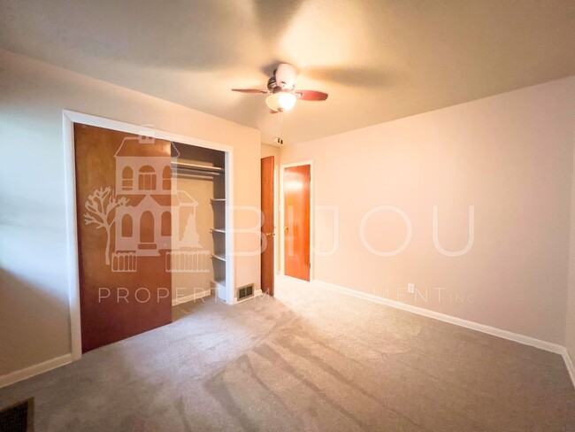 Building Photo - Move In Incentive, $300 off!!