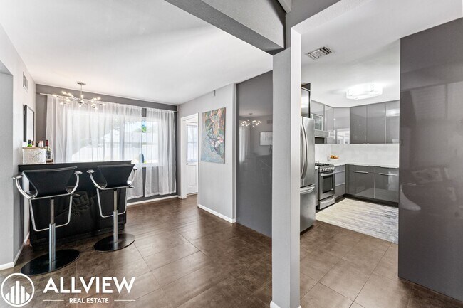 Building Photo - Exquisite 4 Bed 2.5 Bath Home in Orange!