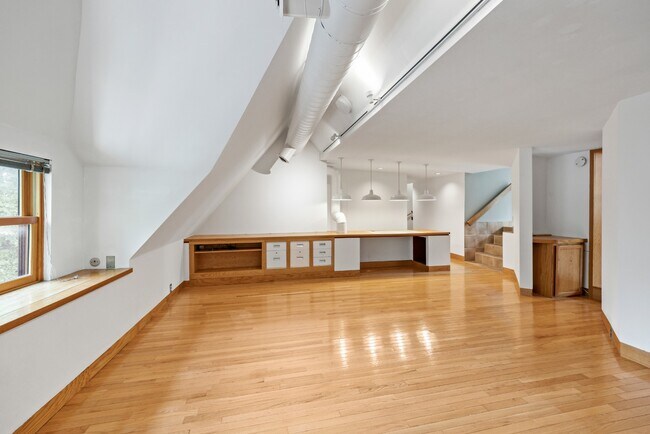 Building Photo - Charming Vintage Second Floor Duplex with In-Unit Laundry in Heart of Oak Park