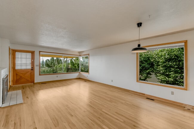 Building Photo - 6506 E Evergreen Blvd