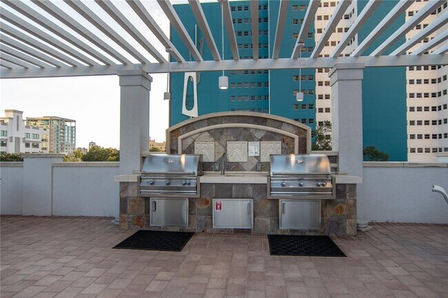 Building Photo - 400 Beach Dr NE