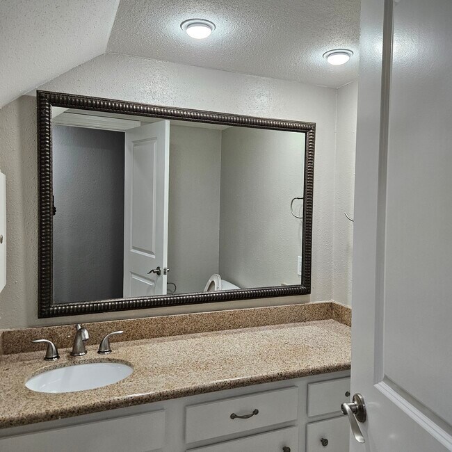 Building Photo - 712 Augusta Dr