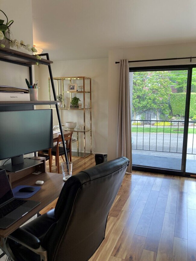 Building Photo - Eastlake Condo