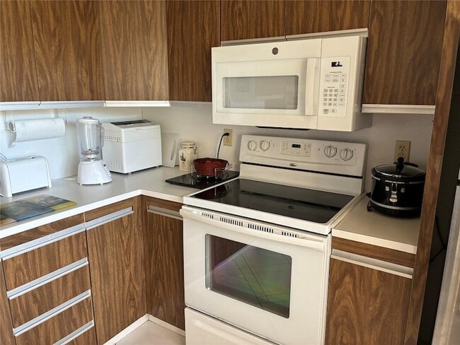 Building Photo - 2304 Lucaya Ln