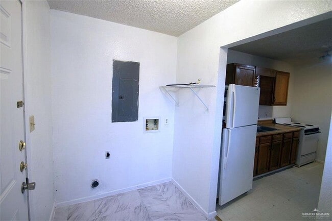 Building Photo - 11 E 6th St