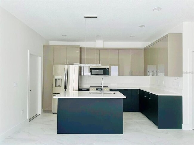 Building Photo - 4106 N Thatcher Ave