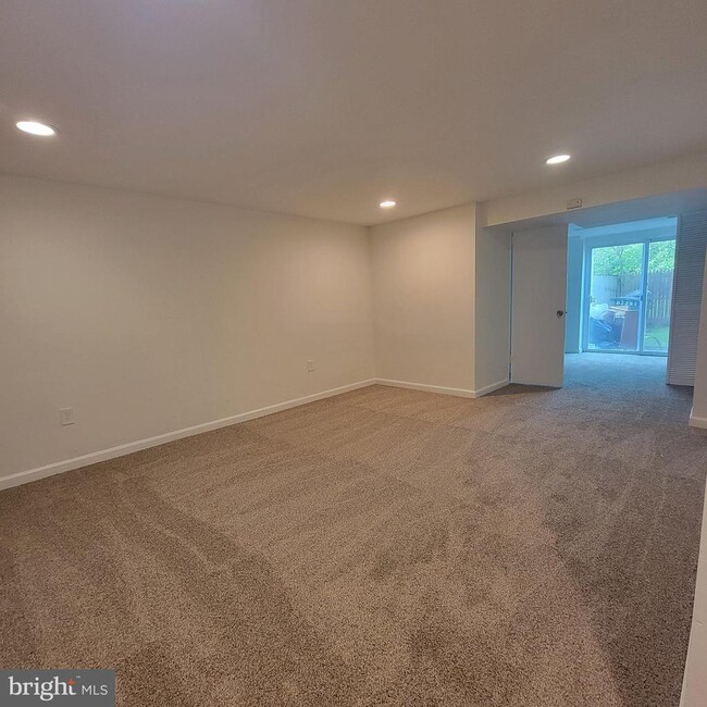 Building Photo - 8235 Tomlinson Ct