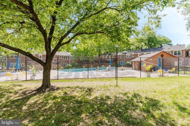 Building Photo - 2725 S Walter Reed Dr
