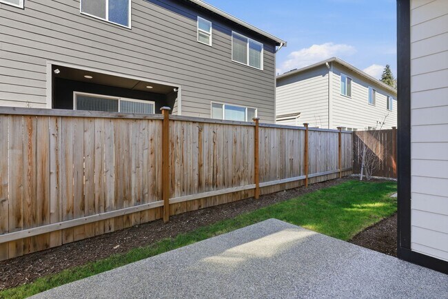 Building Photo - Corner-Lot East-Facing Home in Northshore SD