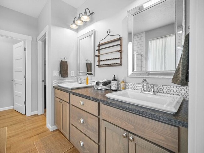 Building Photo - Fully Furnished Luxury 3-Bed, 2-Bath Home ...