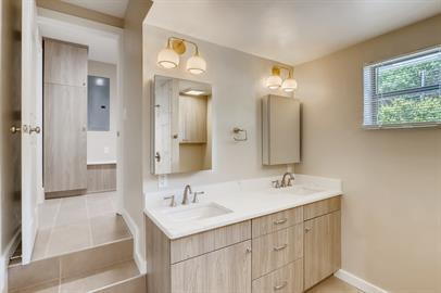 Building Photo - Renovated 4 bedroom, historic home close to downtown!