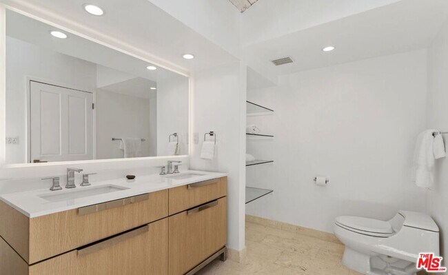Building Photo - 3933 Mandeville Canyon Rd