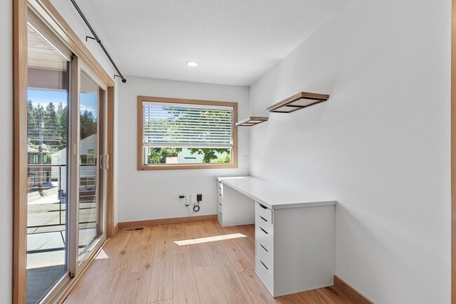 Building Photo - Beautiful home down town CDA