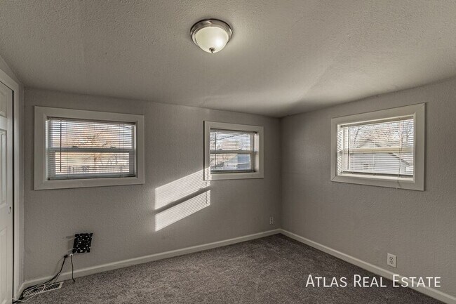Building Photo - 398 S Raleigh St