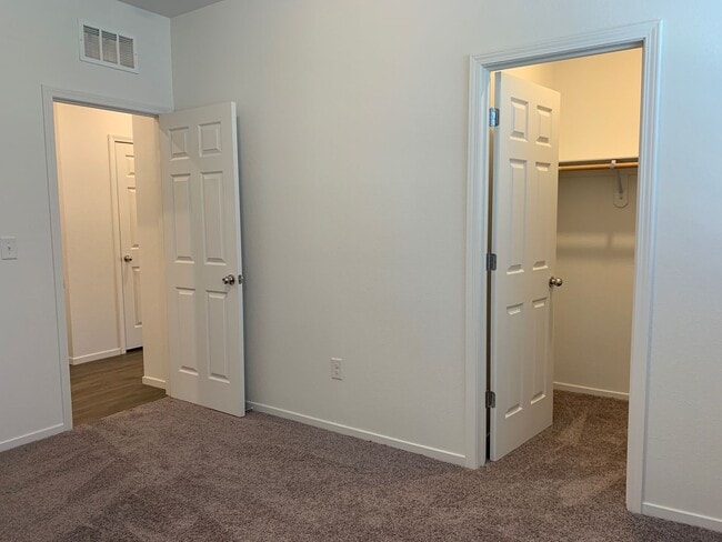 Building Photo - 4 bedroom Townhome