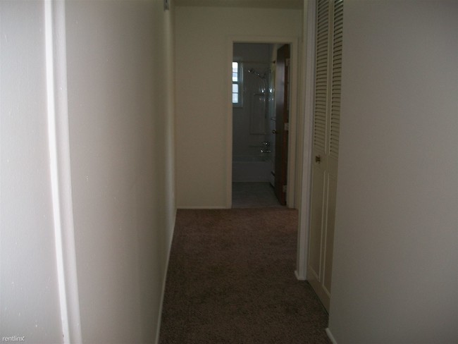 Building Photo - 2 br, 1 bath Apartment - Orchard Manor