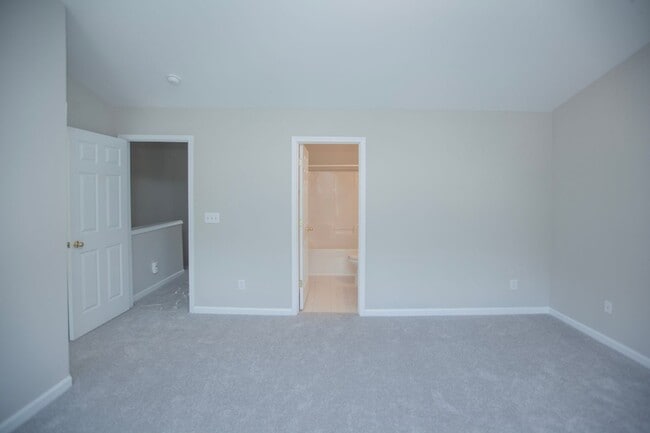 Building Photo - 2 Bedroom 2.5 Bath with Lake View in Morrisville, NC!