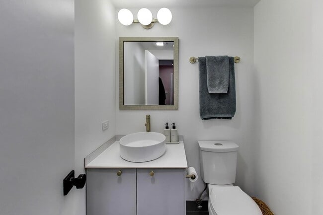 Building Photo - 2649 Crawford Ave