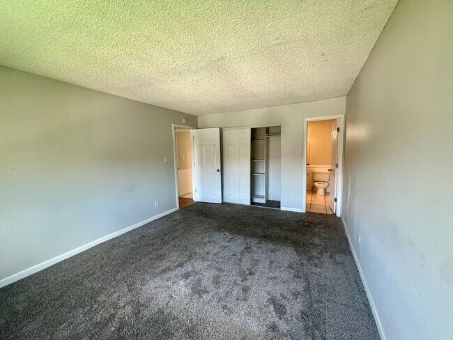 Building Photo - Spacious 2 Bed 1.5 Bath Condo in Hamden South